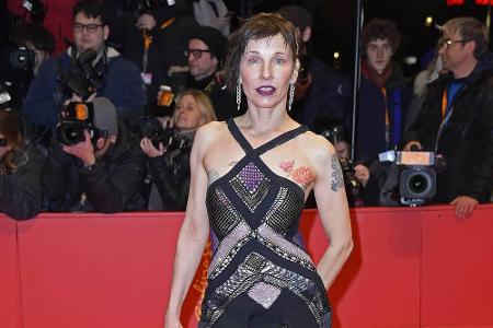 Elegant geht anders: Meret Becker (49) präsentierte sich in einem extravagantem Kleid, das an einen Flickenteppich erinnerte...