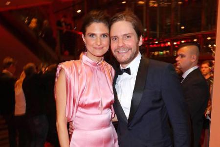 Daniel Brühl (39) entschied sich für einen eleganten Smoking in Dunkelblau. Seine Freundin Felicitas strahlte neben ihm in e...