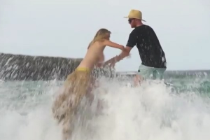 Welle spült halbnackte Kate Upton von Felsen 