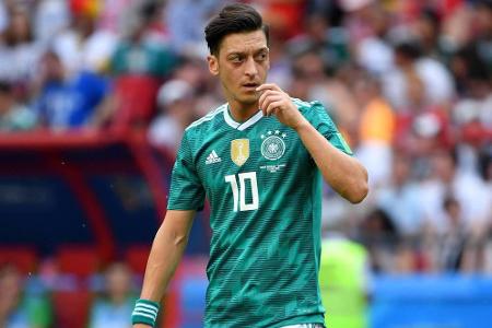 Nach dem bitteren WM-Vorrundenaus kommt es schließlich zum Super-Gau. Özil tritt mit einem aufsehenerregenden Statement aus ...