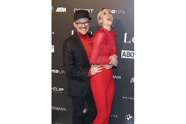 ...Armin Morbach konnte seine Hände gar nicht von Lena lassen - Finger weg, möchte man da rufen. Lena genoss das vertraute M...