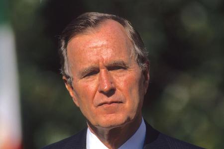 George H. W. Bush im Jahr 1989 vor dem Weißen Haus