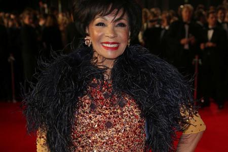 Auch Shirley Bassey ließ sich auf dem roten Teppich blicken - sie hat in ihrer Karriere bereits drei Bond-Songs gesungen - u...