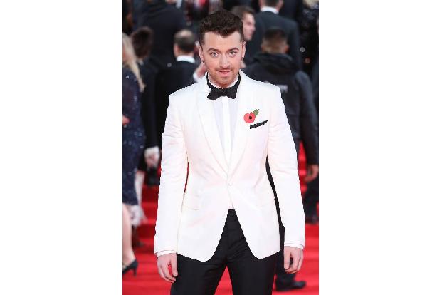 ...stylisch erschien Sam Smith. Er steuert für den neuen Streifen den Titelsong bei. Mit 
