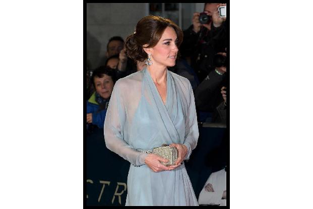 ...brachte erst Herzogin Kate zu der Premiere. In einem hellblauen Chiffon-Kleid der Designerin Jenny Packham sah sie nicht ...