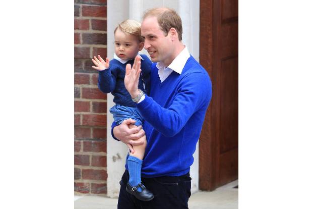 ...Prinz George war dabei, als das Baby der Weltöffentlichkeit vorgestellt wurde. Die neugeborene Prinzessin macht das Famil...