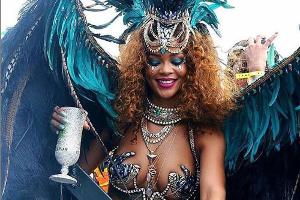 Ganz Barbados ist in Feierlaune: Klar, dass sich auch Superstar Rihanna den Karneval "Crop Over" in ihrer karibischen Heimat...