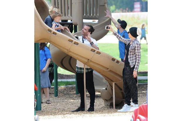 ....über den Catwalk. In der Zwischenzeit machten Gwen und Gavin das, was viele andere Ehepaare auch machen: Kinder. Bei ihn...