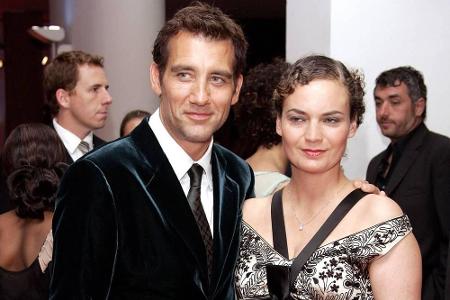 Schon seit 1995 ist Schauspieler Clive Owen mit Schauspielkollegin Sarah-Jane Fenton verheiratet, mit der er zwei Töchter ha...