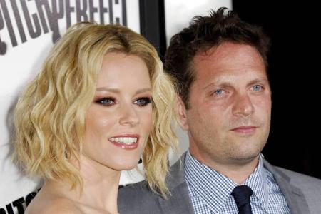 Schauspielerin Elizabeth Banks ist seit 2003 mit Autor und Filmproduzent Max Handelman verheiratet. Die beiden kennen sich s...