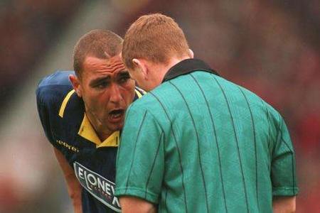 Joey Barton ist damit legitimer Nachfolger des berüchtigten Vinnie Jones (li.), dessen Spitzname Programm ist. Einst wurde e...