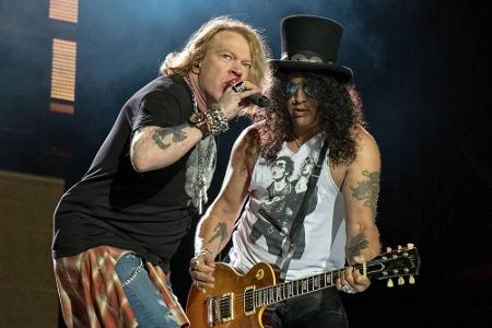 Axl Rose (55) und Slash (51) bekamen sich angeblich in die Haare, weil Slash mit Michael Jackson zusammenarbeiten wollte. Di...