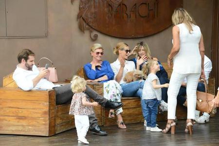 ...die gesamte Familie wartete. Sogar Ineke Hunziker, die Mutter von Michele freute sich über etwas Zeit mit ihren Enkeln, d...