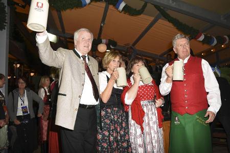 imago Future Horst seehofer mit gattin hofbräuhaus.jpg