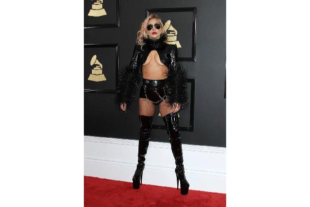 ...Lady Gaga bei den diesjährigen Grammy-Awards nicht auf Zurückhaltung setzen würde! Wobei ihr Look genau das ist, wo Latex...