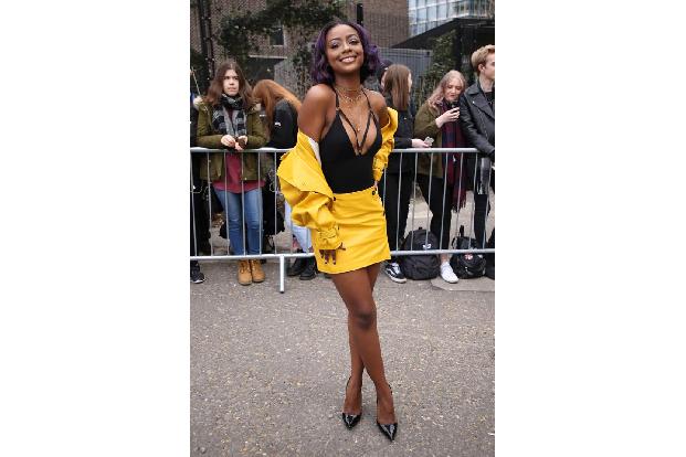 ...kleinen Details daher, sondern wird ganz groß gefeiert. Sogar in Gelb wie bei Justine Skye. Latex ist also gekommen, um z...