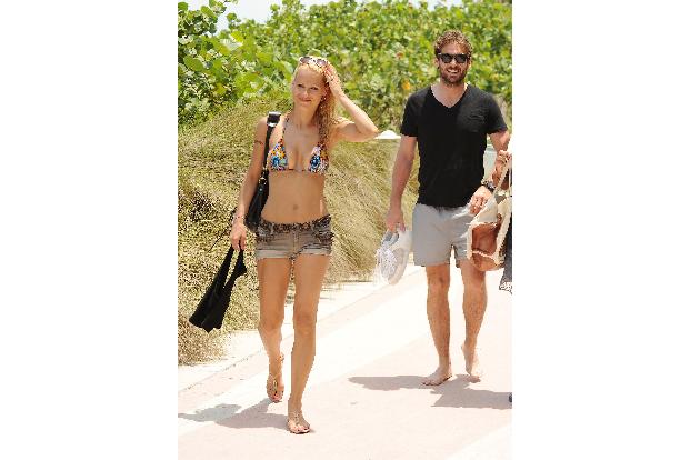 Nach dem Sonnenbad gehen Michelle und Tomaso gut gelaunt zurück ins Hotel.
