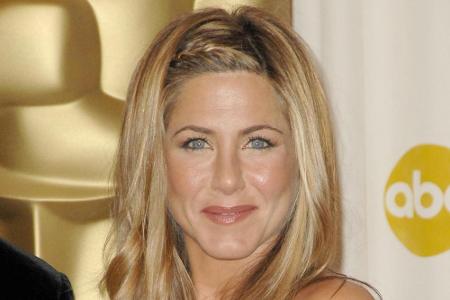 2009: Bei den Oscars punktete Jennifer Aniston in einer Valentino Couture und mit niedlicher Pony-Flechtfrisur.