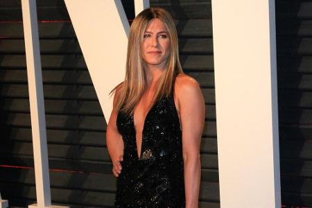 2017: Bei den Oscars begeisterte Jennifer Aniston mit langen geglätteten Haare, die auf ein extrem weit ausgeschnittenes Kle...