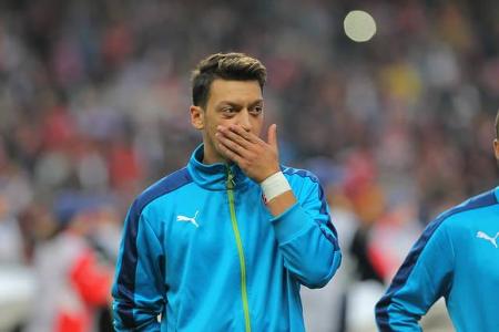 ...Wackeln. Mesut soll mit der Freundin eines Fußball-Kollegen gechattet haben - allerdings rein freundschaftlich, wie es zu...
