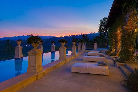 Heidi Klum Villa 02 Pool nacht.jpg