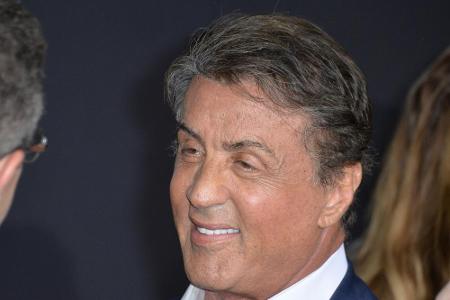 Auch der 70-jährige Sylvester Stallone hatte nicht immer ein einfaches Leben. In seinen Anfängen schlief er in einem Busbahn...