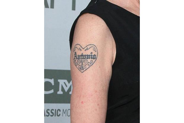 ...will sie sich das riesige Liebes-Tattoo entfernen lassen. Klar, wer rennt schon gern mit dem Namen des Verflossenen herum...