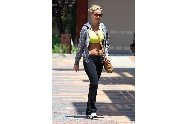Von wegen Bieder-Look: Katherine Heigl zeigte sich vor ihrem Fitnessstudio in L.A. ungewohnt freizügig.