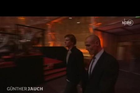 Unter Applaus der Zuschauer wird der Protestler in den Saal zurück gebracht.