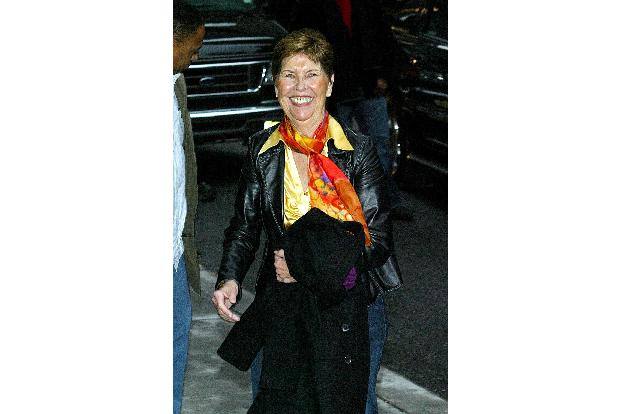 Diese Frau hat fast das gleiche Lächeln wie ihr Sohn.