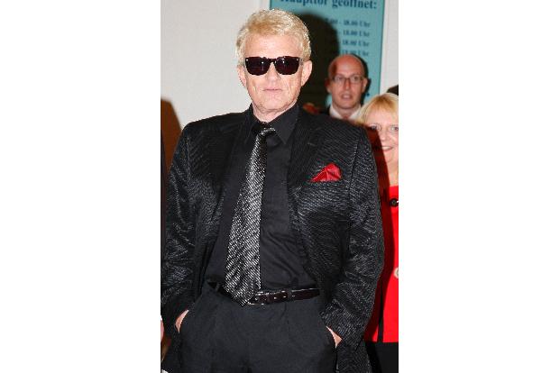 Ziehvater Heino gefällt es gar nicht, dass sie sich jetzt zu einem 