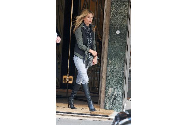 Im April wurde Moss von den Paparazzi bei einer Ordnungswidrigkeit erwischt.