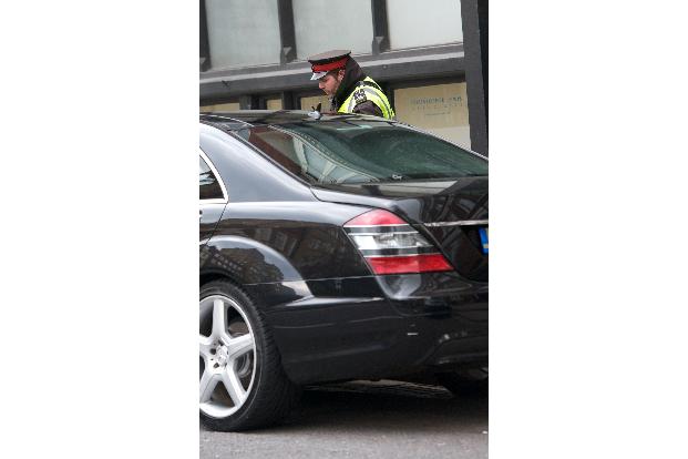 Sie stand im Halteverbot und bekommt von der Polizei ein Knöllchen.