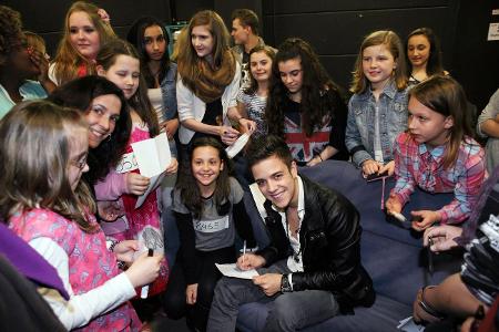 Der frisch gebackene Superstar Luca Hänni gibt den DSDS-Kids Autogramme.