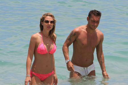 Der italienische Fußballstar Francesco Totti (35) und seine wunderschöne Frau Ilary Blasi.