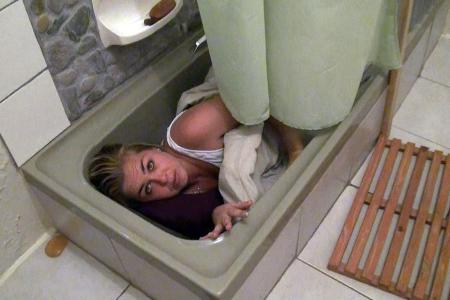 Die verzweifelten Versuche in der Badewanne oder auf den Koffern zu schlafen scheitern.