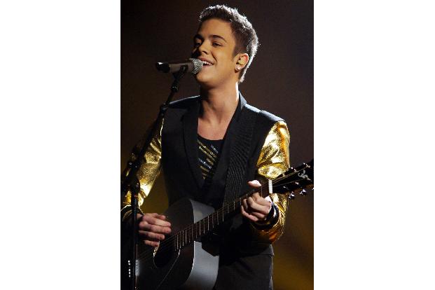Luca Hänni sang mit Gitarre den Song 