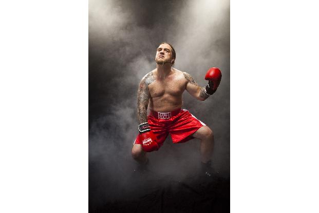 Jay muss gegen den Rockmusiker Martin Kesici (174 cm, 88 kg) kämpfen.