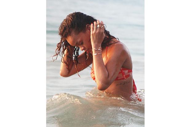 Sexy Sängerin Rihanna erholt sich am Strand.