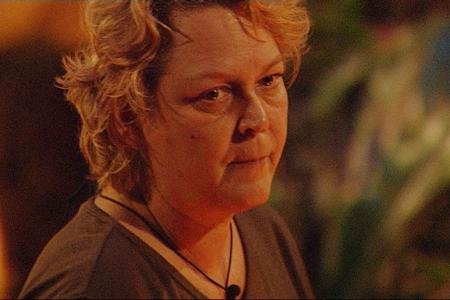 Ramona möchte das Rocco das Essen verteilt.