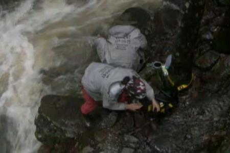 Der reißende Fluss und der ewige Regen schlägt allen Dauercampern aufs Gemüt.