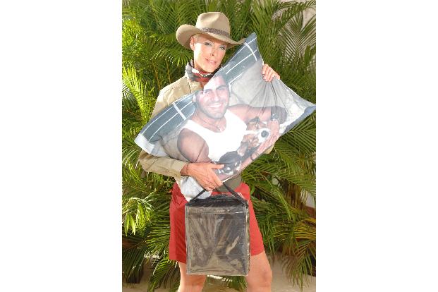 Schauspielerin Brigitte Nielsen packt eine Decke zum Reinschlüpfen und ein Foto-Kopfkissen ein.