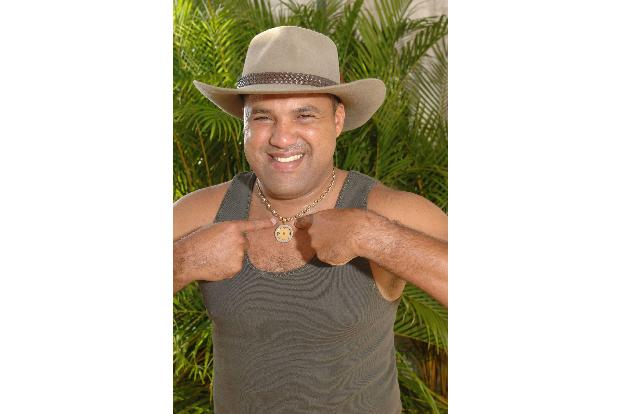 Ailton nimmt eine Halskette von seiner Frau als Glücksbringer und eine brasilianische Fahne mit in den Dschungel.