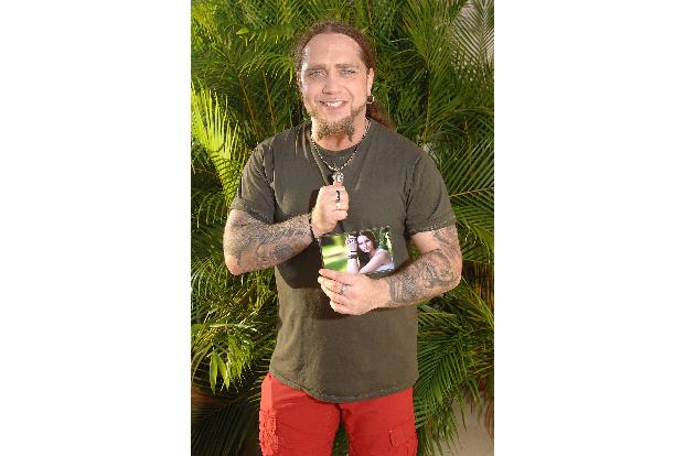 Ganz romantisch: Rocksänger Martin Kesici hat ein Foto seiner Freundin Mandy dabei und eine Kette von seiner Band 