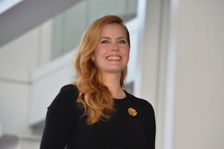 Bevor Amy Adams eine mehrfach preisgekrönte Schauspielerin wurde, versteckte sie ihre heißen Kurven in einer engen Hooters-U...