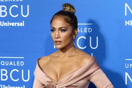 Jennifer Lopez war die erste Person überhaupt, der es gleichzeitig gelang, sowohl einen Nummer-1-Film als auch ein Nummer-1-...