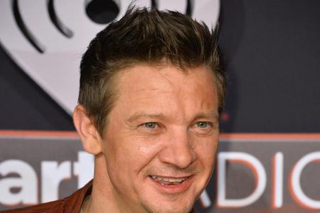 Bevor er ein berühmter Schauspieler wurde, hatte Jeremy Renner zunächst kleine Rollen in eher unbekannten Serien. Um etwas G...