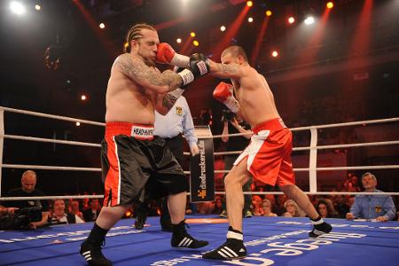 Rocksänger Martin Kesici musste gegen Jay Khan boxen - doch er verlor.