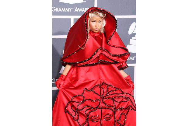 Sängerin Nicki Minaj ist bei den Grammy Awards am meisten aufzufallen: Sie trug ein verrücktes rotes Nonnenkostüm.