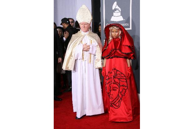 Und um das ganze noch skurriler zu gestalten, mietete sich die 29-Jährige Nicki Minaj auch noch einen falschen Papst.